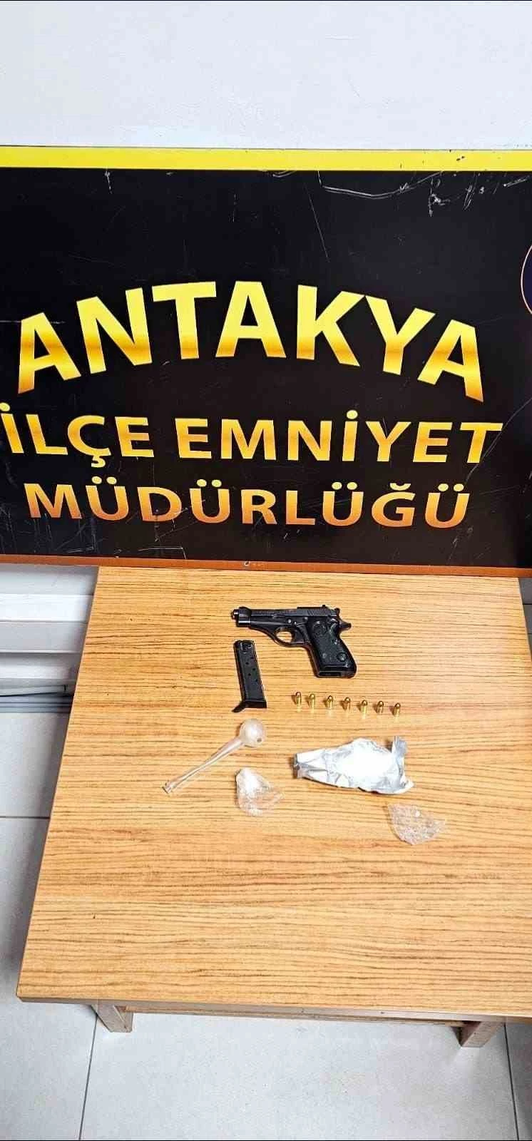 Antakya’da durdurulan araçta uyuşturucu ve silah ele geçirildi
