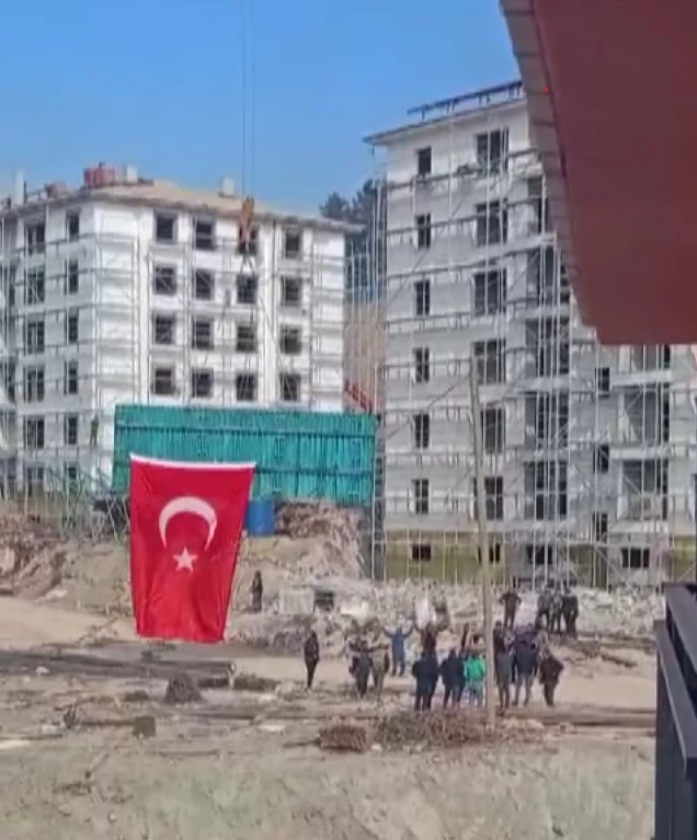 Deprem konutlarında iş bitimini davul zurnayla kutladılar
