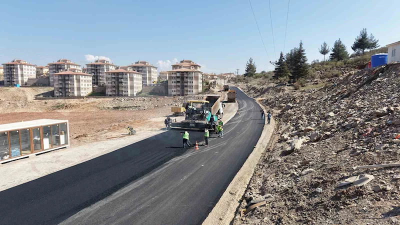 Kahramanmaraş Büyükşehir Belediyesi, Türkoğlu’nda yolları yeniliyor
