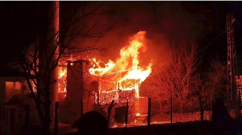 İftar saatinde cami lojmanı alev alev yandı
