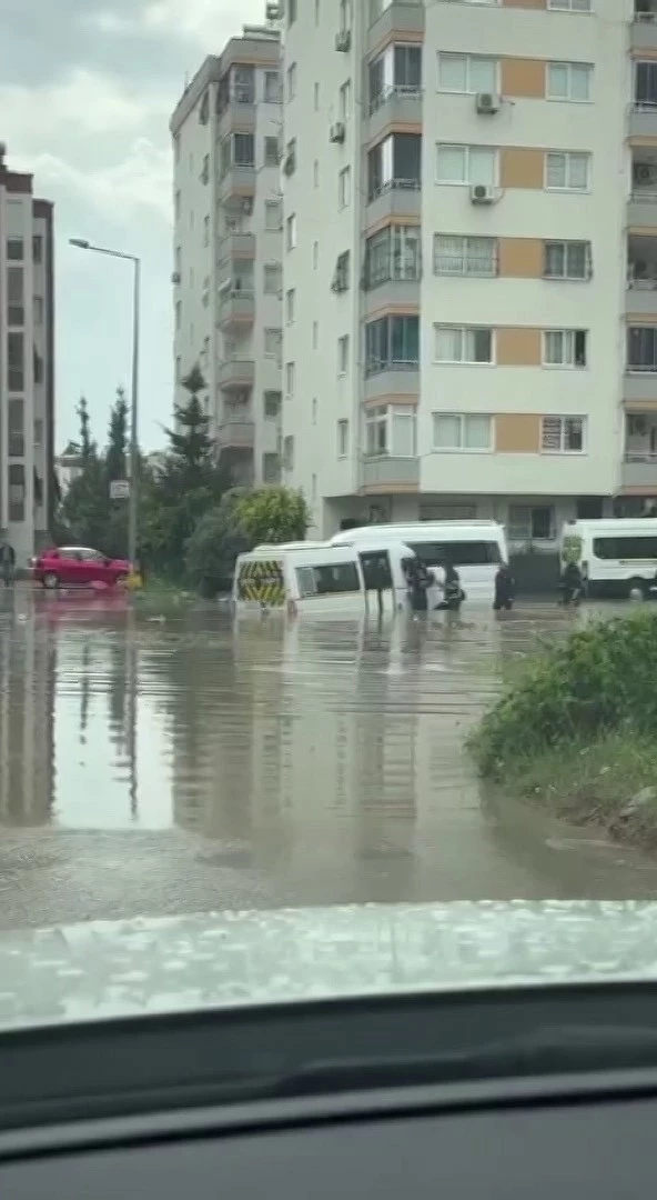 Adana’yı sağanak vurdu, öğrenci servisi su birikintisinde mahsur kaldı
