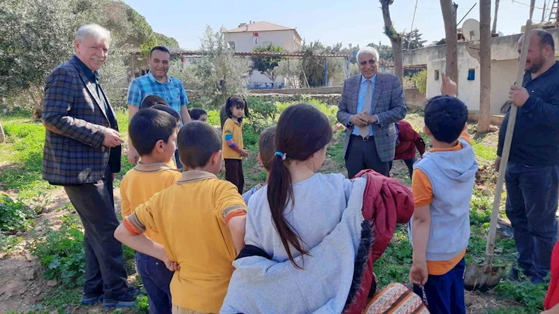 Çocuklar fidanları toprakla buluşturdu
