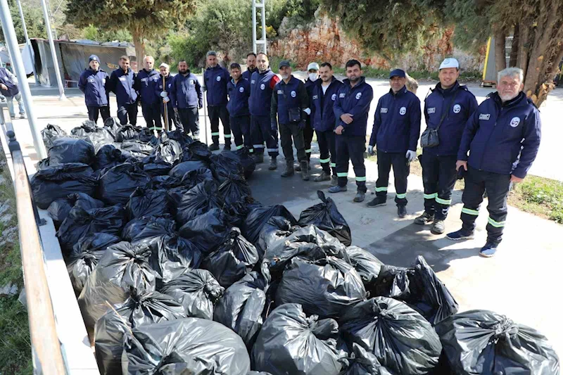 Seyir terasında gerçekleştirilen temizlik çalışmalarında torbalarca çöp toplandı
