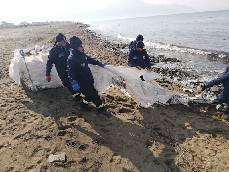 Samandağ sahilinden torbalarca çöp toplandı
