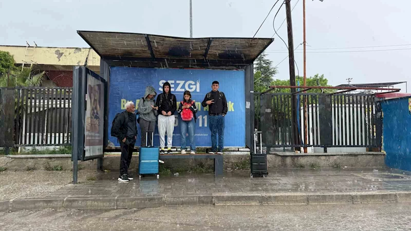 Adana’da yağmur hayatı felç etti: Kimi yüzdü kimi mahsur kaldı
