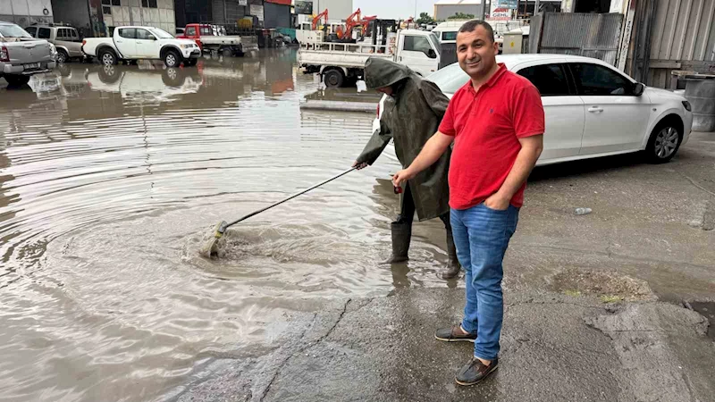 Adana’da yağmur hayatı felç etti: Kimi yüzdü kimi mahsur kaldı
