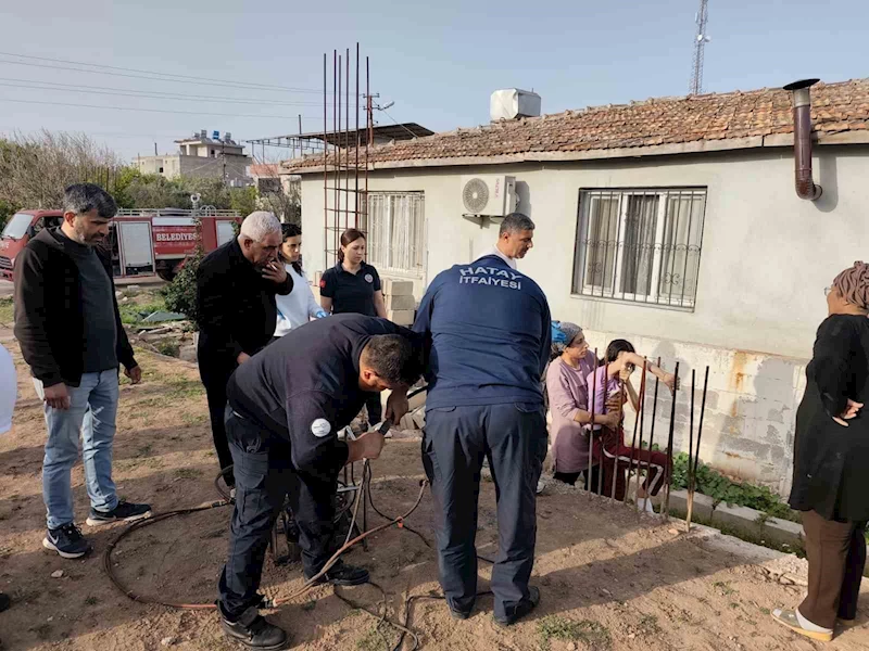 Koluna inşaat demiri saplanan çocuğa itfaiye ekiplerinden kritik müdahale
