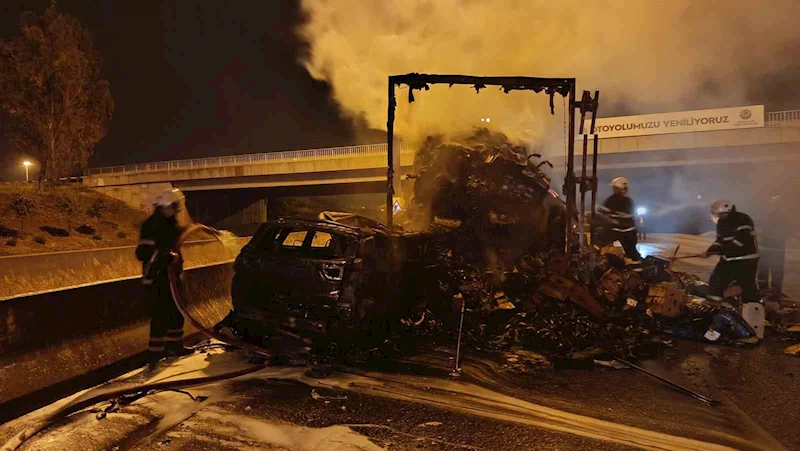 Otoyolda facianın eşiğinden dönüldü: Tıra çarpan cip yanarak küle döndü
