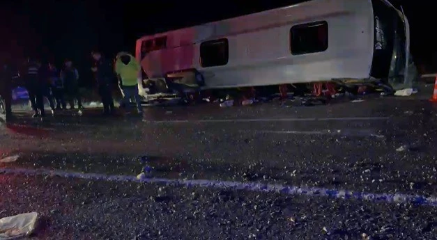 Kahramanmaraş’ta kontrolden çıkan minibüs devrildi: 1 ölü, 19 yaralı
