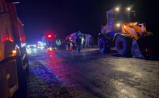 Kahramanmaraş’ta kontrolden çıkan minibüs devrildi: 1 ölü, 19 yaralı
