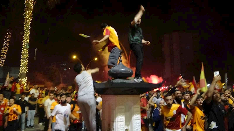 Adana’da şampiyonluk kutlamasında olay: Adana Demirspor taraftarları ile Galatasaraylılar birbirine girdi
