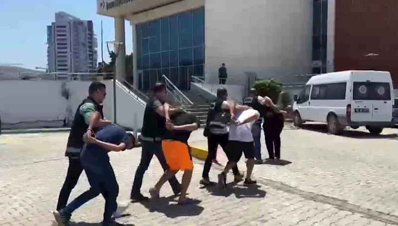 Polislerin dikkati poşette saklanmış tabancayı ortaya çıkardı
