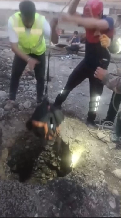 Osmaniye’de inşaat alanında bulunan kuyuya düşen yavru kedi kurtarıldı
