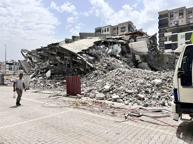 7 katlı bina iş makinesinin darbesiyle kağıt gibi yerle bir oldu
