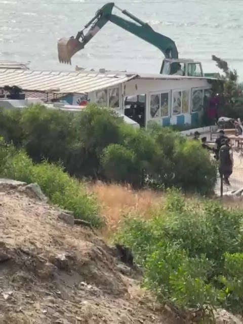 Adana Karataş’ta baraka restoranlar yıkılıyor
