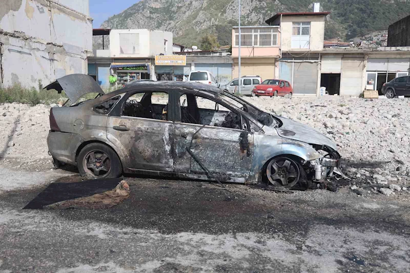 Park halindeki otomobil alevlere teslim oldu
