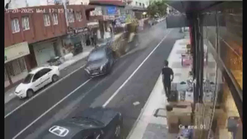 Kepçe araçları biçti: O anlar kamerada
