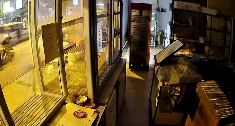 Araçla geçerken iş yerini kurşunladılar
