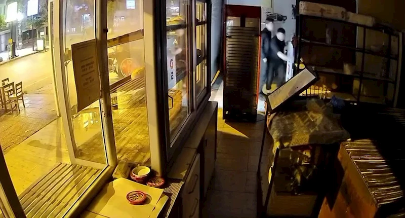 Araçla geçerken iş yerini kurşunladılar
