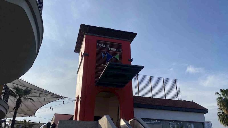 Mersin Forum AVM’deki iş yerinde asma cam tavan çöktü: 2 yaralı
