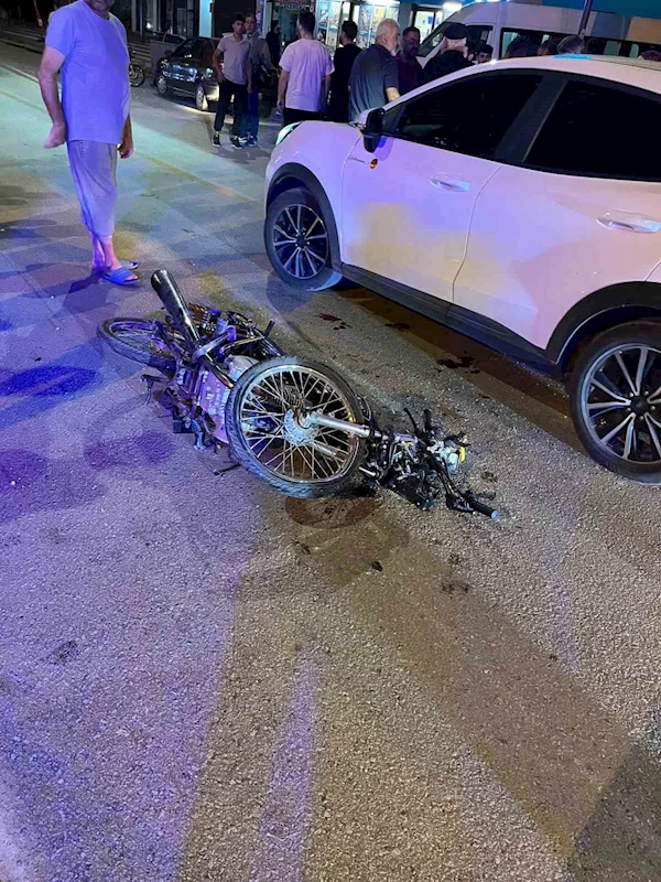 Dörtyol’da otomobille çarpışan motosiklet hurdaya döndü: 1’i ağır 2 yaralı
