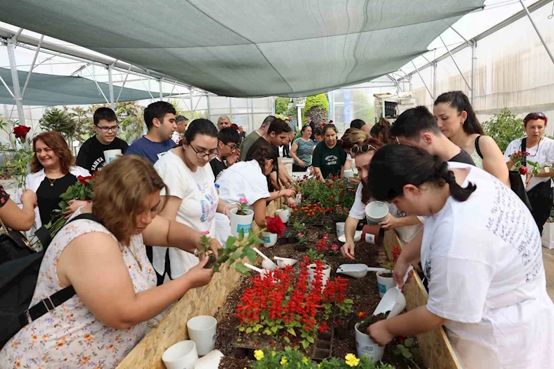 Özel eğitim öğrencileri çiçek dikti
