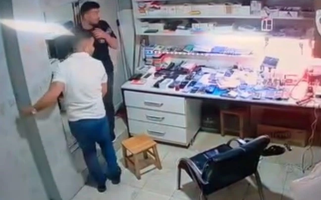 Cep telefonu bataryası patladı: O anlar kamerada
