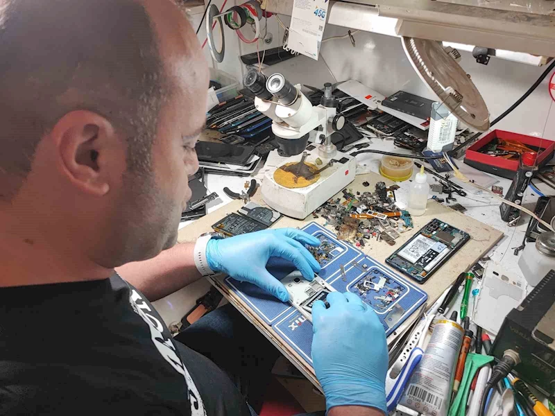 Cep telefonu bataryası patladı: O anlar kamerada
