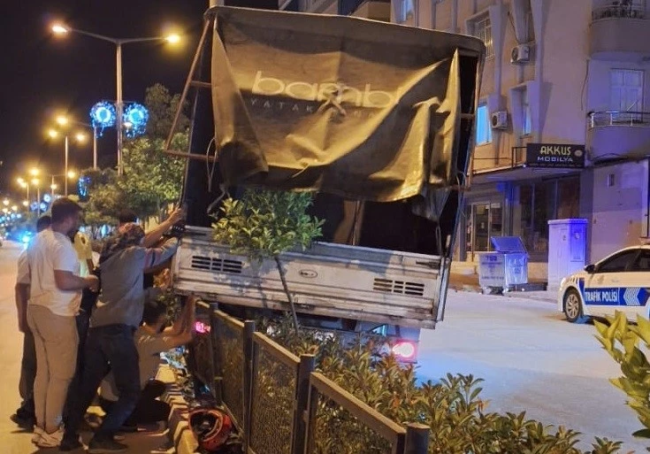 Freni boşalan kamyonet refüje çıkarak durabildi
