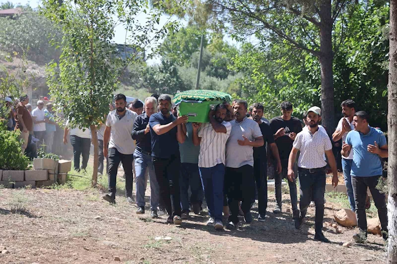 Ablasının düğünü için memleketine gelen 22 yaşındaki genç kalp krizi geçirerek öldü
