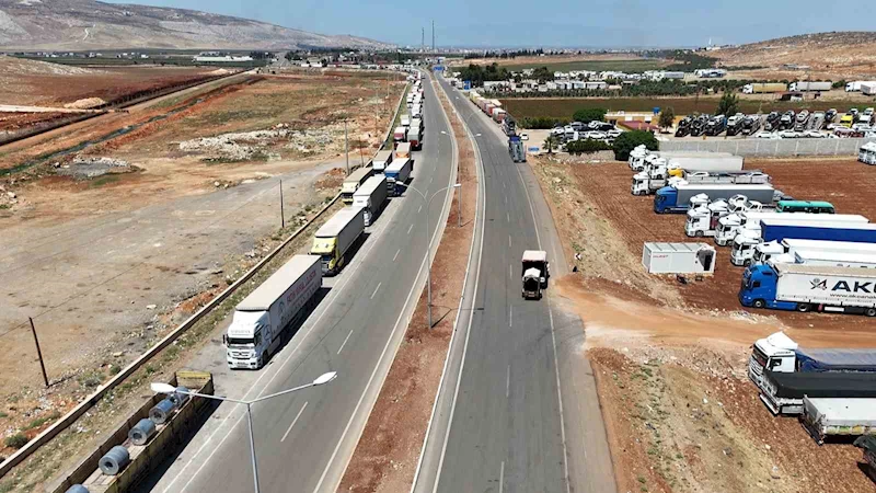 Cilvegözü’nde tırların bayram öncesi yoğunluğu devam ediyor
