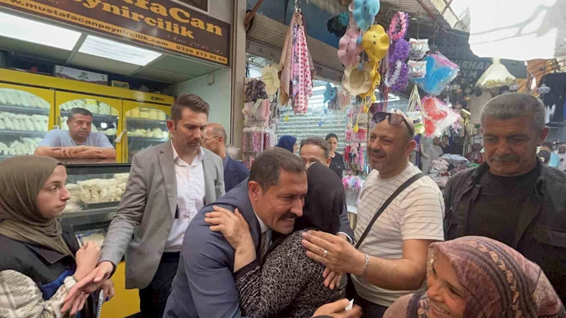 Hatay Valisi Masatlı tarihi Uzun Çarşı’da esnafla son kez bayramlaştı
