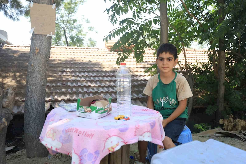 Yaşı küçük diye sanayiye alınmayan çocuk, su satarak bisiklet parasını biriktiriyor
