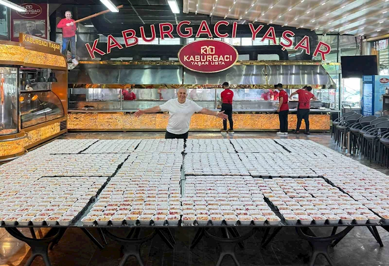 Adanalı kebapçı, yüzlerce aşure dağıttı

