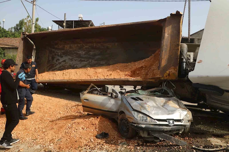 Hafriyat kamyonunun ezdiği otomobilden yaralı kurtulan sürücü, 