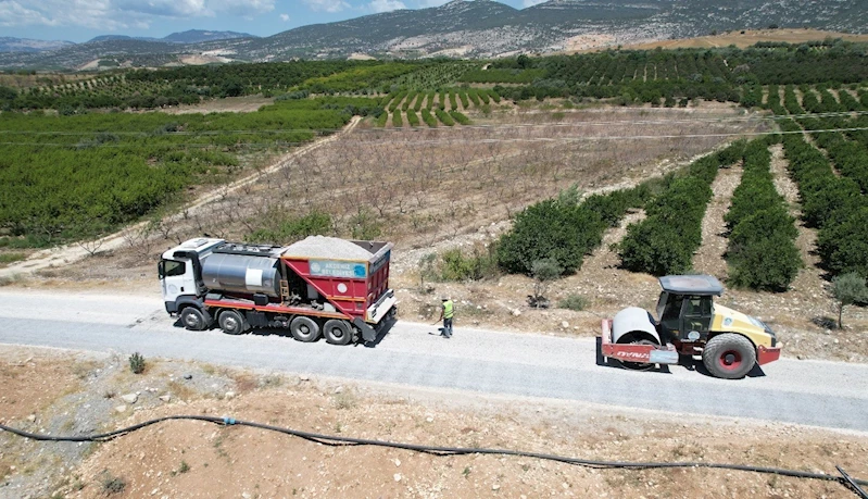 Akdeniz’de kırsal mahallelere yol desteği sürüyor
