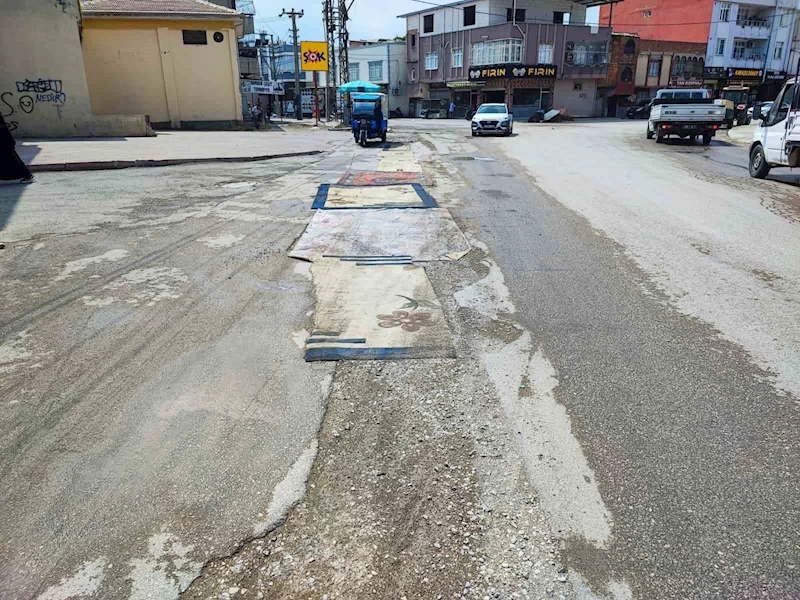 Adana’da belediyenin yapmadığı yola esnaftan ilginç çözüm: Yola asflat yerine halı serildi
