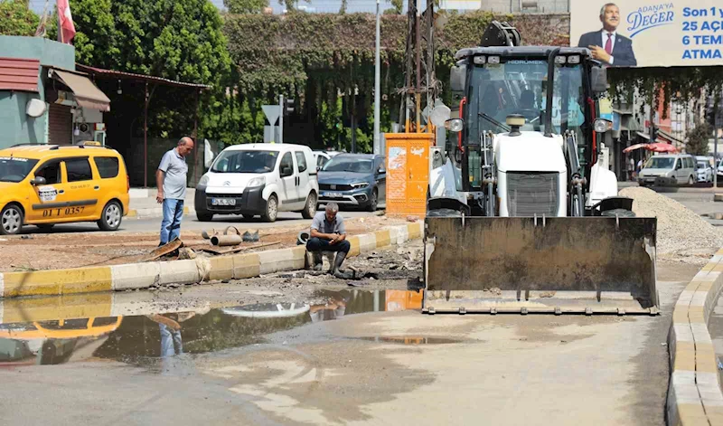 Su borusu patladı, cadde göle döndü
