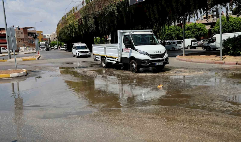 Su borusu patladı, cadde göle döndü
