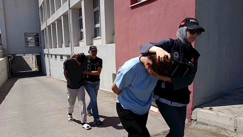 Araçta 5 kilo esrar ile yakalandılar: ’’Haberimiz yok’’ savunması yaptılar
