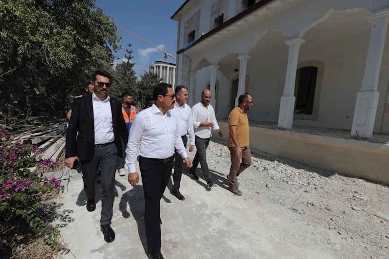 Depremde zarar gören tarihi valilik konutunda çalışmalar sürüyor
