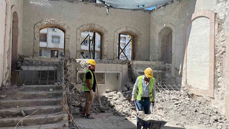Depremde hasar gören 114 yıllık okul restorasyonla yeniden eğitime hazırlanıyor
