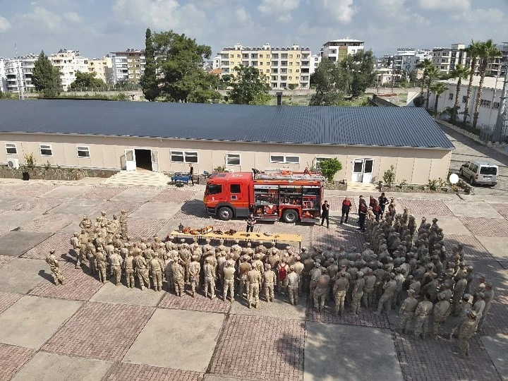 Hatay’da itfaiyeden Mehmetçiğe yangın eğitimi
