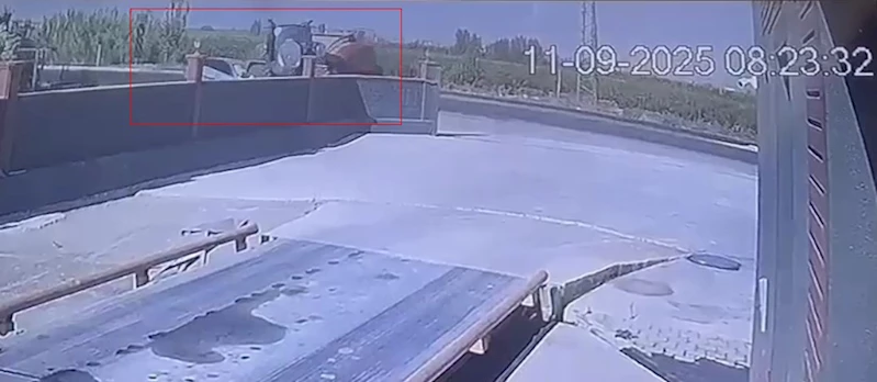 Kaza anı kamerada: Traktörle çarpışan otomobildeki 1 kişi öldü, 3 kişi yaralandı
