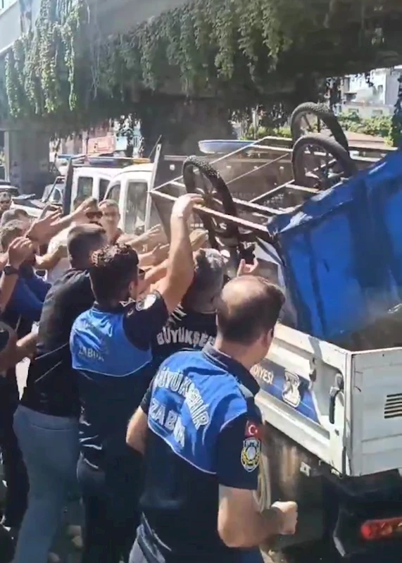 Adana’da zabıta seyyara operasyon yaptı, ürünleri ziyan etti
