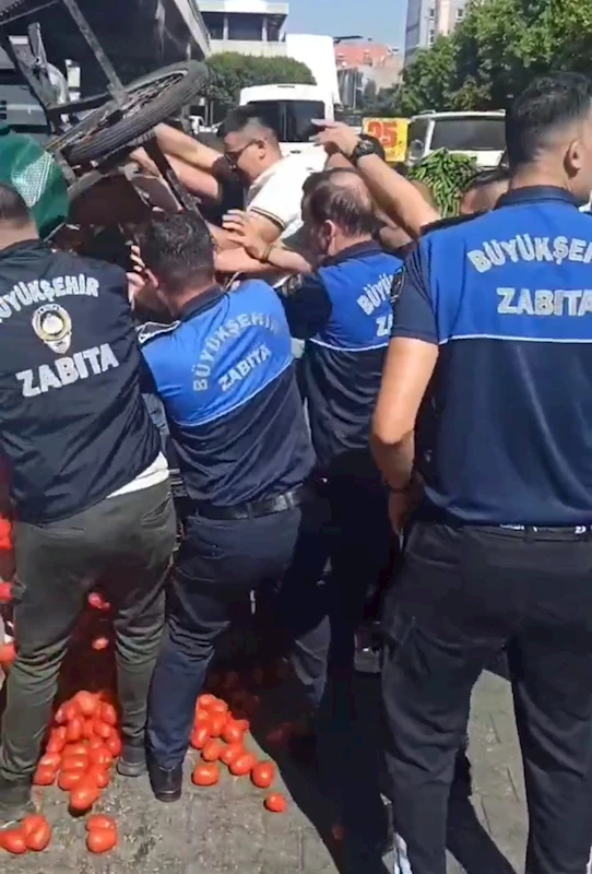 Adana’da zabıta seyyara operasyon yaptı, ürünleri ziyan etti
