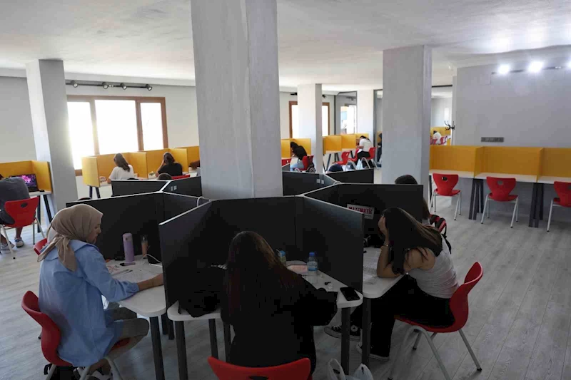 Öğrencilere ücretsiz eğitim ve kütüphane desteği
