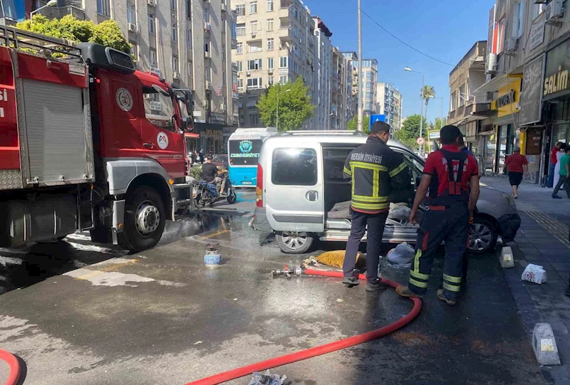 Esnafın zamanında müdahalesi aracın yanmasını önledi
