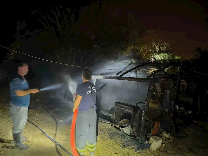 Samandağ’da depo olarak kullanılan çadır yandı
