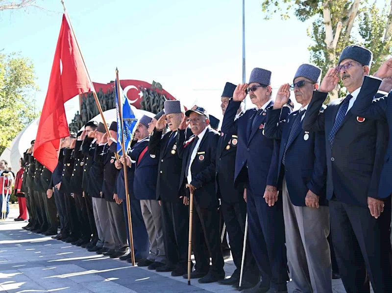 Osmaniye’de Gaziler Günü’nde mehteran eşliğinde yürüyüş düzenlendi
